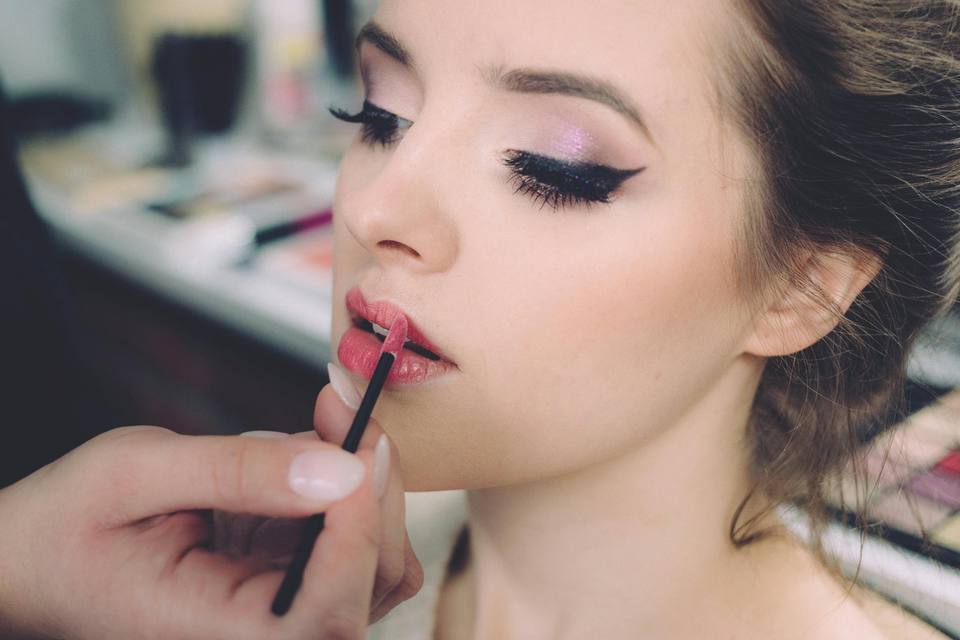 https://example.com/microshading-eyebrows-benefits.jpg